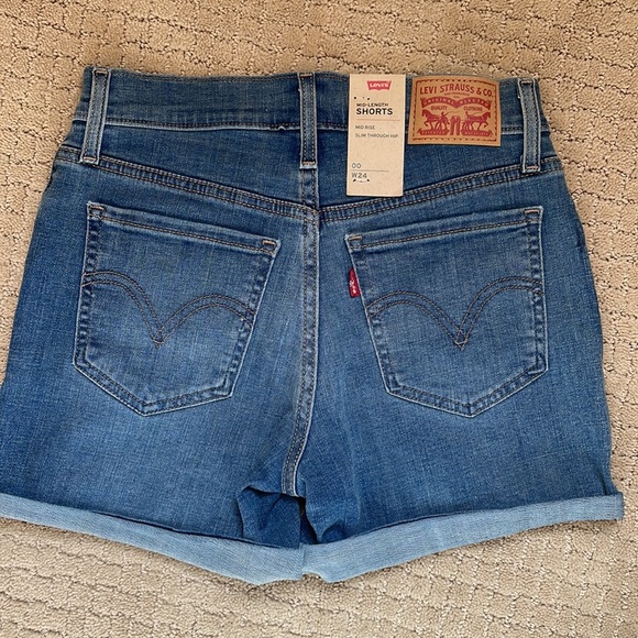 Levi’s Sculpt Mid Length Short - Picture 2 of 2
